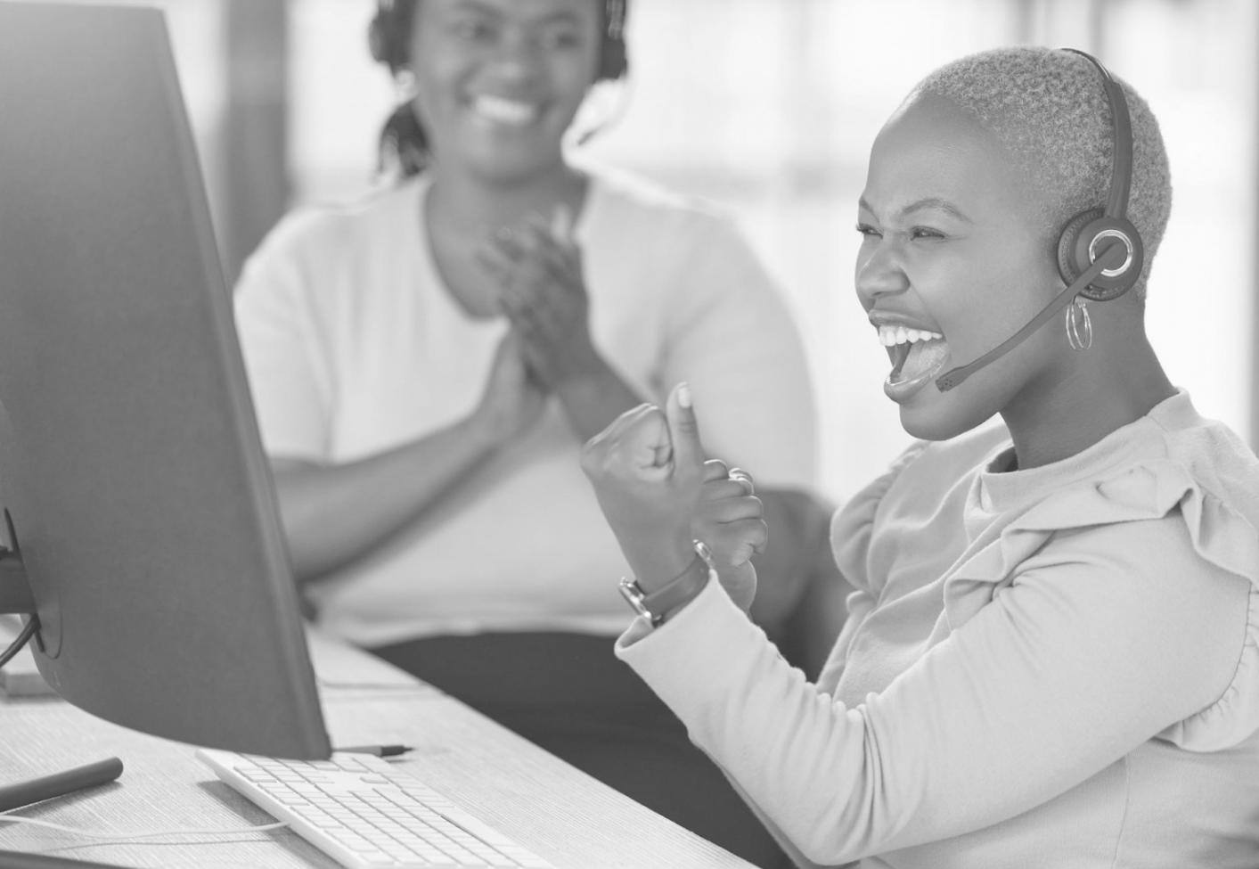 Equipo de Syneriqtova trabajando en estrategias financieras