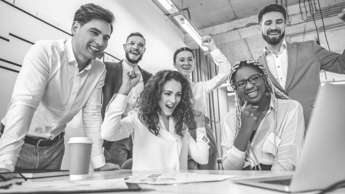 Equipo empresarial trabajando en estrategia comercial conjunta